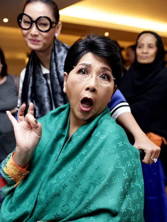 "Jadi saya itu dapet warisan dari bapak ibu banyak. Warisan asam urat, Kolesterol, darah tinggi, jantung terus cancer. Banyak kan," jelas pelantun ‘Apanya Dong’ ini. (Andy Masela/Bintang.com)