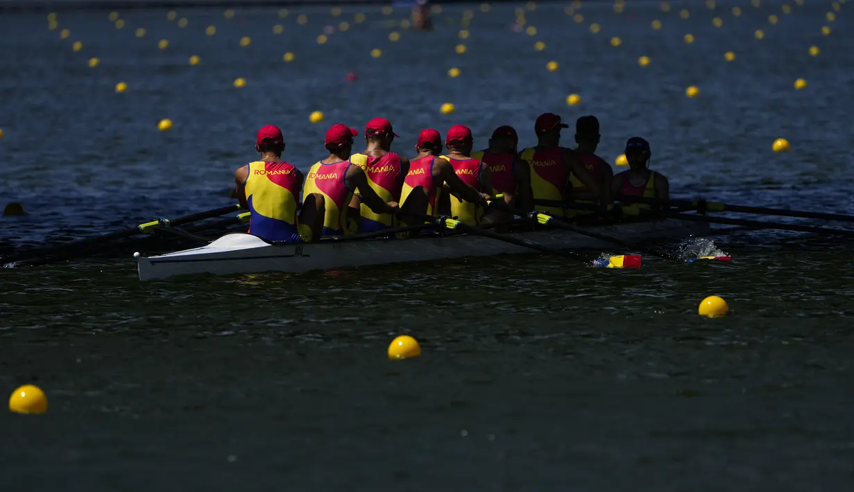 Tim dayung putra Rumania berlatih jelang Olimpiade Tokyo 2020 di Sea Forest Waterway, Tokyo, Jepang, Minggu (18/7/2021). Olimpiade Tokyo 2020 dijadwalkan bergulir mulai 23 Juli hingga 8 Agustus 2021. (AP Photo/Jae C. Hong)