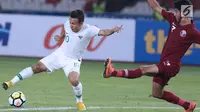 Penyerang Timnas Indonesia U-19, Egy Maulana Vikri (kiri) berebut bola dengan pemain Qatar U-19, Ahmed Albakheet pada penyisihan Grup A Piala AFC U-19 2018 di Stadion GBK, Jakarta, Minggu (21/10). Indonesia kalah 5-6. (Liputan6.com/Helmi Fithriansyah)