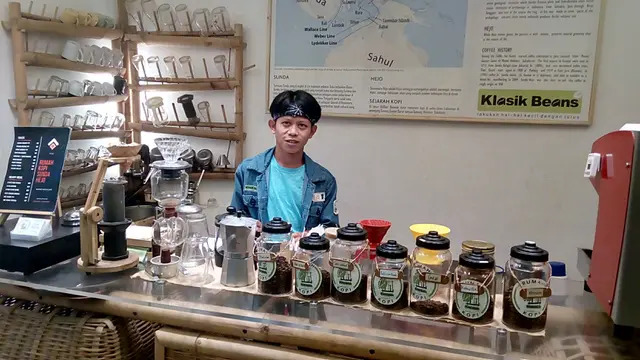 Salah seorang barista cafe Sunda Hejo tengah melayani pesanan kopi para pengunjung