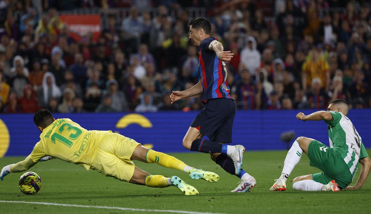 <p>Sebelumnya, Real Madrid juga menang 4-2 atas Almeria. Karim Benzema mencetak hattrick dan satu gol lagi dilesakkan oleh Rodrygo. (AP Photo/Joan Monfort)</p>