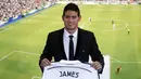Gelandang serang itu menunjukkan seragam barunya bernomor punggung 10 di Stadion Santiago Bernabeu, Selasa (22/7/14). (REUTERS/Juan Medina)
