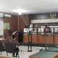 Saksi korban, Arif Budiman, tengah menjelaskan kejahatan perbankan yang dialaminya di BJB Pekanbaru. (Liputan6.com/M Syukur)