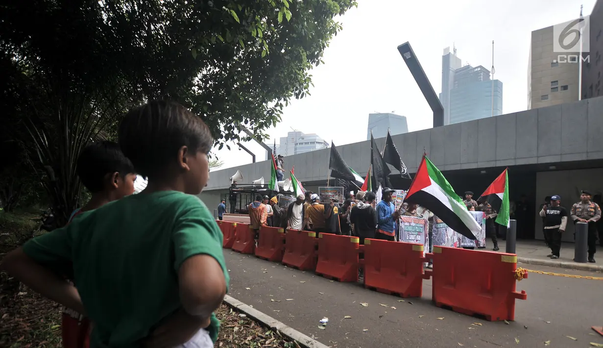 Sejumlah anak menyaksikan massa GMI berunjuk rasa di depan Kedutaan Besar Australia, Jakarta, Senin (26/11).  (Liputan6.com/Iqbal S Nugroho)