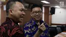 Ketua Dewan Pers Yosep Adi Prasetyo (kanan) memberi keterangan di Kantor Dewan Pers Jakarta, Rabu (12/12). Eva Bande dan Sedulur Sikep menjadi pemenang Yap Thiam Hien Award 2018 karena perjuangannya menjaga Nusantara. (Liputan6.com/JohanTallo)