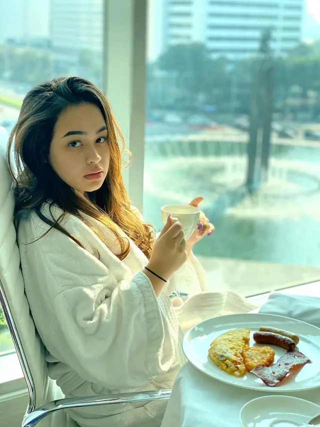 6 Potret Jessica Klopper Kakak Rebecca Klopper yang Tak Kalah Menawan