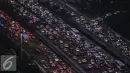 Jelang libur panjang Idul Adha, kondisi lalu lintas di tol dalam kota dan lingkar luar Jakarta mulai macet disebabkan banyaknya volume kendaraan, Jakarta, Jumat (9/9). (Liputan6.com/Gempur M Surya)