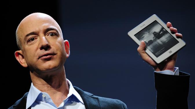 CEO Amazon Jeff Bezos memperkenalkan Kindle Touch baru di New York, Amerika Serikat, 28 September 2011. Posisi Jeff Bezos sebagai CEO Amazon akan digantikan CEO AWS Andy Jassy. (EMMANUEL DUNAND/AFP)