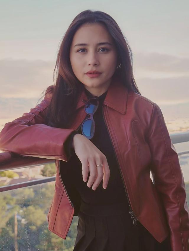 6 Pesona Perempuan Mandiri Prilly Latuconsina Liburan di Amerika Serikat, Tampil Kece saat Isi Bensin Sendiri