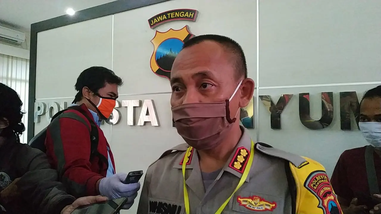 Kapolresta Banyumas, Kombes Pol Whisnu Caraka dalam konferensi pers penetapan tiga tersangka kasus penolakan jenazah Covid-19. (Foto: Liputan6.com/Humas Polresta/Rudal Afgani Dirgantara)