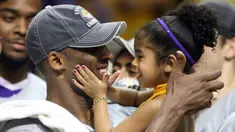 Pebasket LA Lakers, Kobe Bryant, memeluk putrinya Gianna usai mengalahkan Orlando Magic pada laga NBA di Amway Arena, Orlando, Kamis (14/6/2009). (AP/Stephen M Dowell)