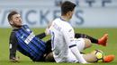 Bek Inter Milan, Davide Santon, berebut bola dengan gelandang Atalanta, Riccardo Orsolini, pada laga Serie A Italia di Stadion San Siro, Milan, Minggu (19/11/2017). Inter menang 2-0 atas Atalanta. (AP/Luca Bruno)