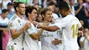Para pemain Real Madrid merayakan gol yang dicetak Luka Modric pada laga La Liga Spanyol di Stadion Santiago Bernabeu, Madrid, Sabtu (5/10). Madrid menang 4-2 atas Granada. (AFP/Pierre-Philippe Marcou)