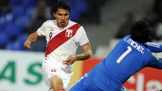 Striker Timnas Peru Paolo Guerrero (kiri) menjebol gawang Meksiko yang dikawal Luis Michel pada partai di Grup C Copa America di Mendoza, 8 Juli 2011. AFP PHOTO/ALEJANDRO PAGNI