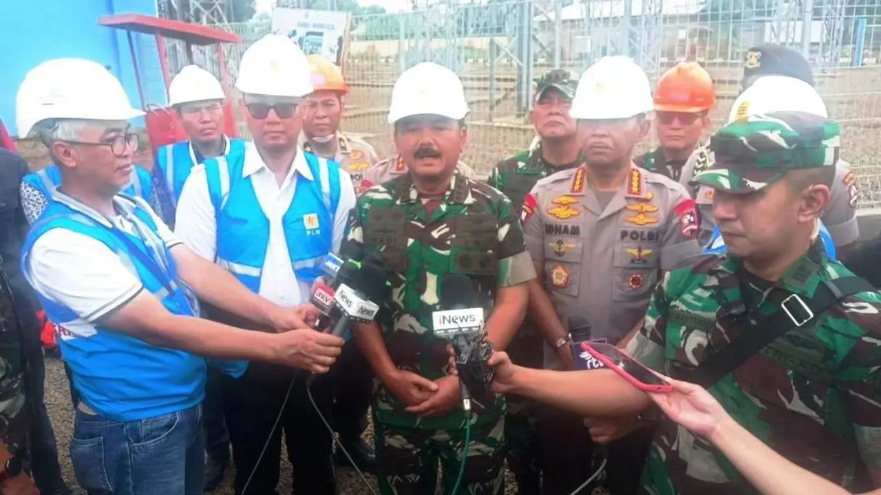 Panglima TNI Marsekal Hadi dan Kapolri Jenderal Pol Idham Azis meninjau Gardu Induk PLN Kembangan