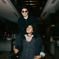 Selain gelar pengajian dan undang anak yatim, momen pertambahan usia ini dirayakan Thariq dengan menggelar dinner sederhana bersama keluarga dan sang kekasih. [@attahalilintar/@aaliyah.massaid]