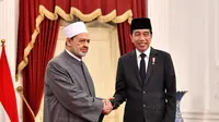 Presiden Joko Widodo atau Jokowi menerima kunjungan Grand Syekh Al-Azhar Mesir, Imam Akbar Ahmed Al Tayeb di Istana Merdeka, Jakarta, Selasa (9/7/2024). (Biro Pers/Setpres)