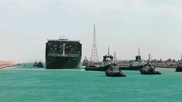 FOTO: Kapal Kargo Ever Given Berhasil Dievakuasi dari Terusan Suez