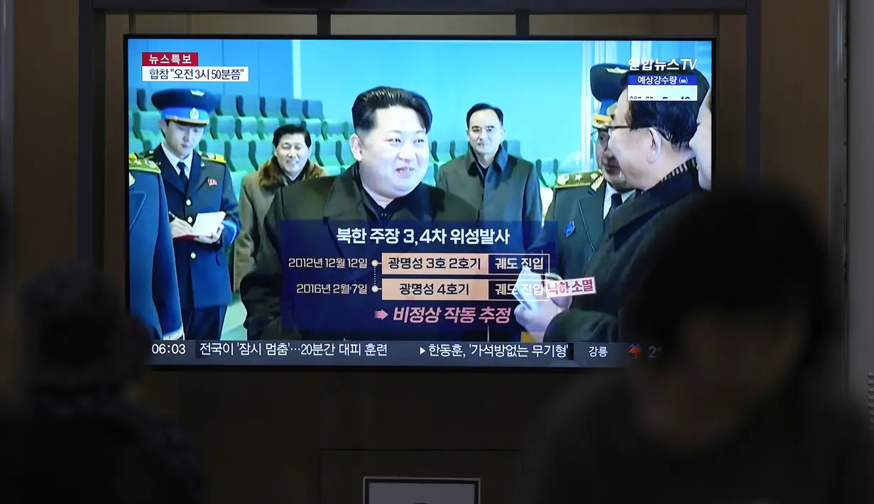 Peluncuran tersebut memicu peringatan darurat di Jepang sebelum jam 4 pagi waktu setempat melalui sistem penyiaran J-alert, yang memberitahukan penduduk di prefektur paling selatan, Okinawa, untuk berlindung di dalam ruangan. (AP Photo/Lee Jin-man)