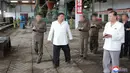 Pemimpin Korea Utara (Korut) Kim Jong-un memerintahkan pabrik-pabrik amunisi utama untuk meningkatkan produksi rudal dan senjata lainnya. (STR/KCNA VIA KNS/AFP)