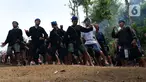 Masyarakat adat Suku Baduy melakukan Tarian Ngalage usai rangkaian tradisi adat Ngaseuk di kampung Karangkerit, desa Bojong Menteng, Banten, Senin (1/11/2021). Tradisi Ngaseuk merupakan musim tanam untuk suku Baduy yang nanti hasil panen untuk upeti pemerintah daerah. (Liputan6.com/Herman Zakharia)