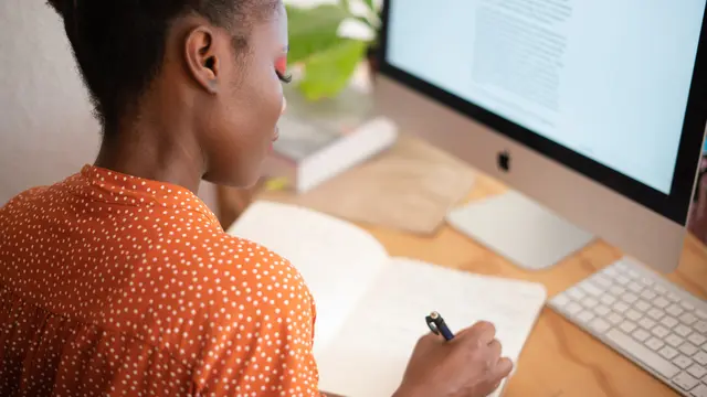 Hobi Menulis? Ini Top 7 Pekerjaan yang Punya Prospek Besar di Era Digital