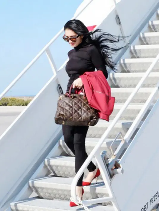 Ibu dua anak ini menyukai kacamata hitam yang memiliki gaya sehari-hari dan tentunya feminin. (via instagram/@realangelkaramoy)