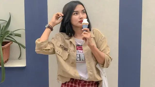 7 Gaya Santai Shakira Jasmine, Pemain Guru-Guru Gokil yang Memesona