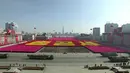 Parade militer Korea Utara yang digelar di Pyongyang, Korea Utara (8/2). Parade ini digelar bertepatan dengan seremoni penyambutan kedatangan ratusan kontingen dan delegasi Korea Utara di Korea Selatan jelang PyeongChang 2018. (KRT via AP Video)