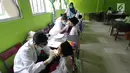 Sejumlah siswa menjalani pemeriksaan gigi gratis di Mts Negeri 1, Batam, Kepri, Selasa (7/8). Selain diperiksa, para siswa juga mendapat pengobatan gigi gratis dalam rangka HUT OT ke 70.  (Liputan6/com/HO/Iwan)