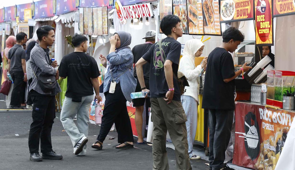 Sambil menunggu waktu dan jadwal penampilan artis dimulai, para pengunjung bisa membeli menu berbuka puasa di stand-stand yang tersedia. Tampak dalam foto, pengunjung memilih menu untuk berbuka puasa saat gelaran KapanLagi Buka Bareng (KLBB) Festival 2026 hari pertama di Stadion Madya, Kompleks Gelora Bung Karno, Senayan, Jakarta, Sabtu 28 Februari 2026. (Dok/Kapanlagi Youniverse)