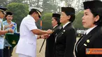 Citizen6, Cilangkap: Pada kesempatan ini, Panglima TNI juga menyematkan kepada tiga Pegawai Negeri Sipil (PNS) TNI yang mendapat tanda penghargaan dari negara. (Pengirim: Badarudin Bakri)