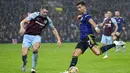 Pemain Burnley James Tarkowski (kiri) mencoba memblok tembakan pemain Manchester United Cristiano Ronaldo pada pertandingan sepak bola Liga Inggris antara Burnley dan Manchester United di Turf Moor, Burnley, Inggris, 8 Februari 2022. Pertandingan berakhir imbang 1-1. (AP Photo/Jon Super)