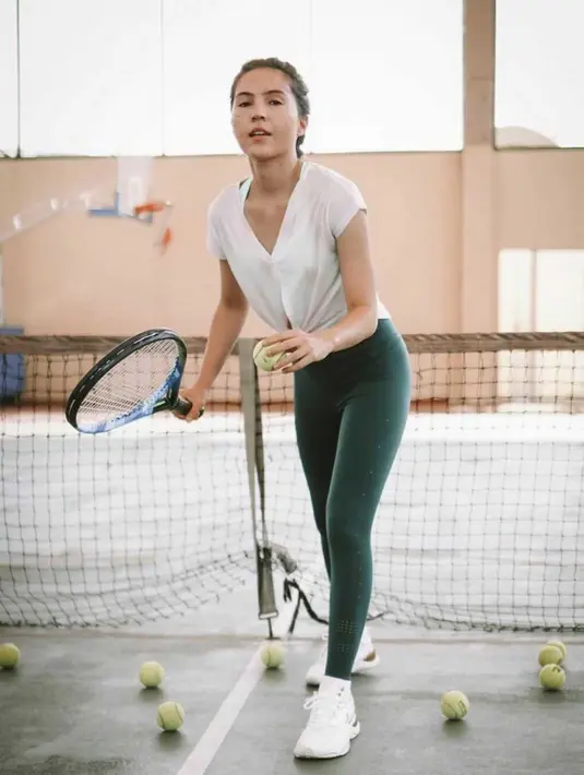 Olivia Jensen Lubis merupakan artis dan presenter yang sudah banyak sekali mewarnai layar kaca Indonesia. Wanita yang memiliki senyum lesung pipit ini juga rutin bermain tenis untuk menghasilkan keringat. (instagram/oliviajensen)