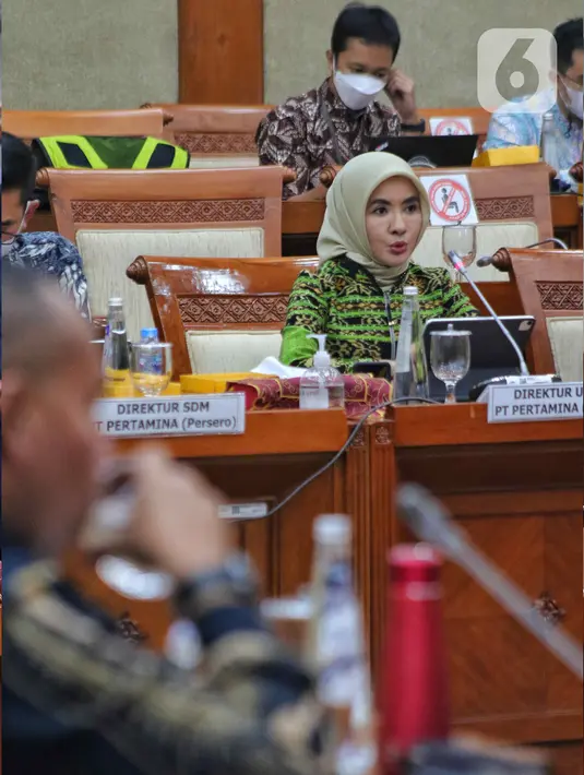 Direktur Utama PT Pertamina (Persero) Nicke Widyawati menyampaikan paparan dalam rapat dengar pendapat  dengan Komisi VI DPR di kompleks Parlemen, Senayan, Jakarta, Kamis (8/9/2022). Rapat tersebut perkembangan terkini soal kenaikan harga BBM bersubsidi, produksi atau lifting minyak, pengolahan minyak, serta kapasitas kilang minyak. (Liputan6.com/Angga Yuniar)