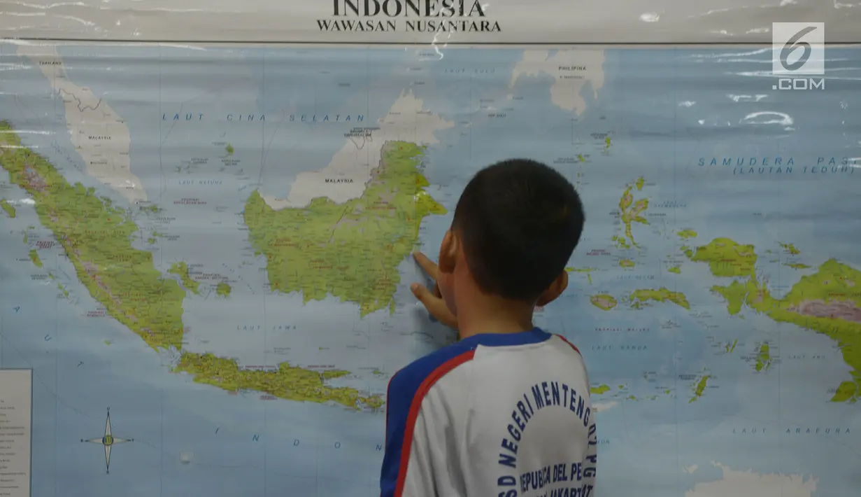 Seorang siswa mencari lokasi calon ibu kota baru pada peta saat kegiatan belajar bertema wawasan Nusantara di SDN Menteng 02, Jakarta, Selasa (27/8/2019). Kegiatan belajar wawasan Nusantara itu memberitahukan lokasi pemindahan ibu kota RI dari Jakarta ke Kalimantan Timur.(merdeka.com/Imam Buhori)