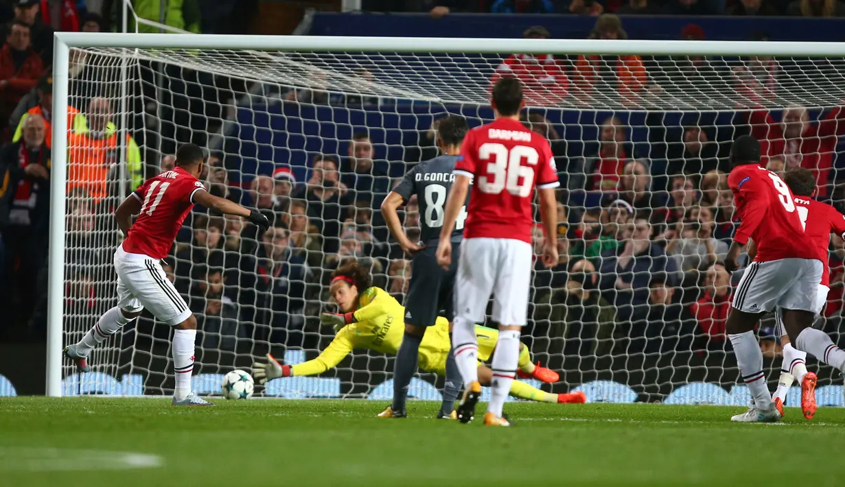 Kiper Benfica, Mile Svilar berhasil menepis tendangan penalti pemain Manchester United, Anthony Martial pada laga Grup A Liga Champions di Old Trafford, Rabu (1/11) dini hari. MU sukses memetik kemenangan 2-0. (AP Photo/Dave Thompson)