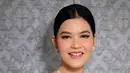 Melengkapi tampilannya, dengan perhiasan silver kalung dan anting-antingnya. Dengah hiasan rambut silver di atas rambut sanggulnya. Dipoles makeup simple dengan blush on pink dan lipstik glossy.  [@bennusorumba]