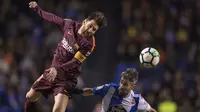 Striker Barcelona, Lionel Messi, duel udara dengan bek Deportivo La Coruna, Luisinho, pada laga La Liga di Stadion Riazor, Senin (30/4/2018). Barcelona menang 4-2 atas Deportivo La Coruna. (AP/Lalo R. Villar)