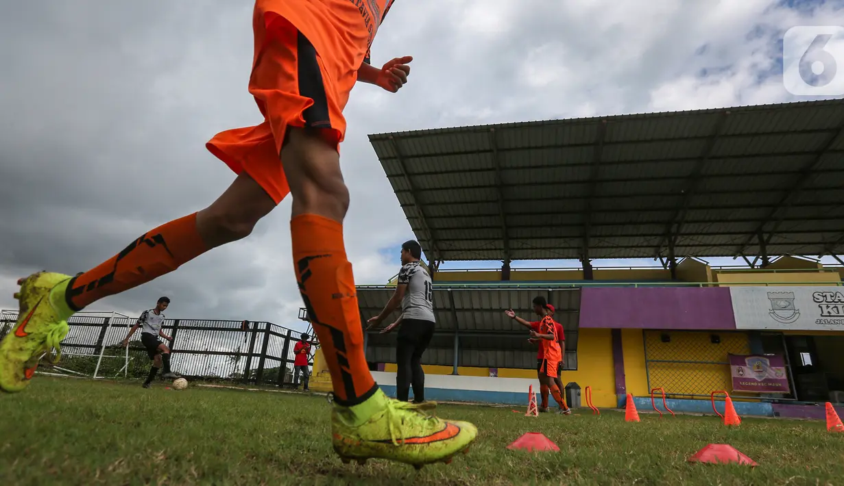 Pemain muda berlatih sepak bola di Stadion Ki Mawuk, Kabupaten Tangerang (21/01/2022). Guna mencetak bibit pemain sepak bola, Kabupaten Tangerang membangun stadion mini di 29 kecamatan yang merupakan bagian program Rencana Pembangunan Jangka Menengah Daerah (RPJMD). (Liputan6.com/Fery Pradolo)