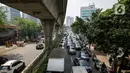 Suasana kemacetan di Jalan Kapten Tendean, Mampang Prapatan, Jakarta, Senin (7/6/2021). Kemacetan arus lalu lintas dari arah Jalan Kapten Tendean menuju kawasan Blok M disebabkan penyempitan jalan karena adanya proyek galian SJUT yang memakan sebagian badan jalan. (Liputan6.com/Faizal Fanani)