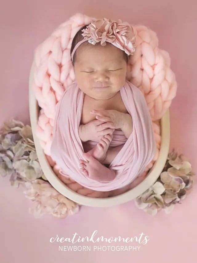 6 Gaya Pemotretan Baby Born Anak Mona Ratuliu, Ada yang Pakai Pakaian Jawa