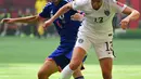 Penyerang AS, Alex Morgan(kanan) mengontrol bola dari kejaran bek Jepang, Saki Kumagai di final Piala Dunia wanita di BC Place, Vancouver, Kanada, Senin (6/7/2015). Amerika mengalahkan Jepang dengan skor 5-2. (Reuters/Anne Marie Sorvin)
