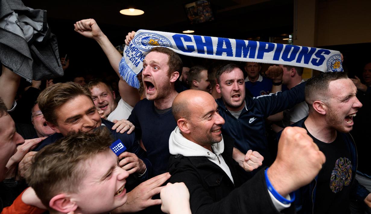 Suporter Leicester City merayakan gelar juara Liga Inggris seusai Tottenham Hotspur bermain imbang melawan Chelsea, (2/5/2016). (AFP/Leon Neal)