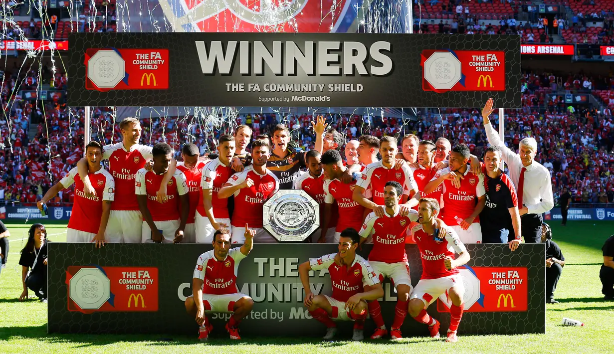 Para pemain Arsenal merayakan selebrasi usai memenangkan gelar FA Community Shield di Wembley Stadium, Minggu (2/8/2015). Arsenal menang atas Chelsea dengan skor 1-0. (Reuters/Darren Staples)