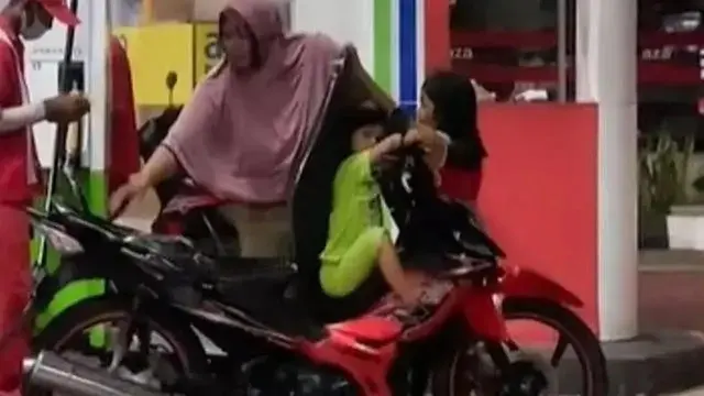 Kumpulan Potret Kocak Ibu-Ibu Isi Bensin di SPBU, Bikin Cekikikan (ist)