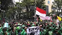 Unjuk rasa ratusan driver Gojek di kantor PT Gojek Indonesia, Kemang, Jakarta Selatan, mulai memanas. (Liputan6.com/Richo Pramono)
