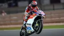 Pebalap Ducati Team, Andrea Doviziosoi, mengikuti latihan bebas hari ke-2 GP Qatar di Sirkuit Losail, Doha, Sabtu (19/3/2016) dini hari WIB. Pada sesi ini, pria Italia itu berada pada peringkat ke-5 dengan waktu 1 menit 55,721 detik. (EPA/STR)