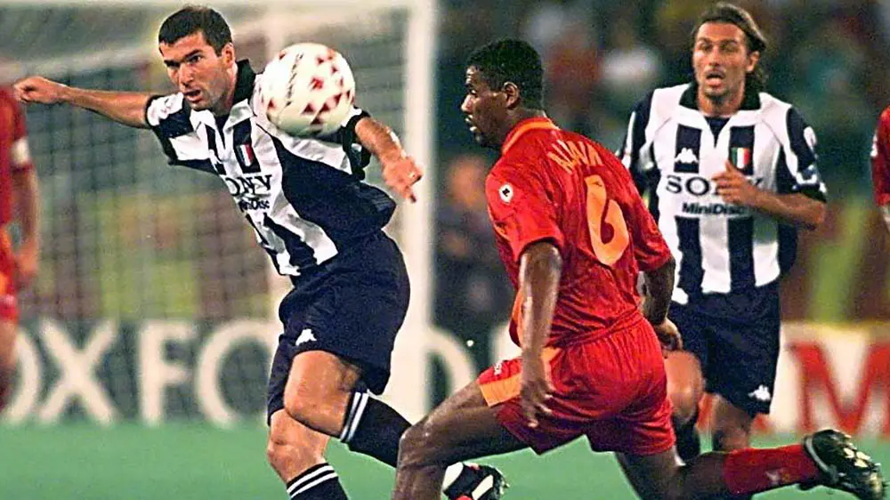 Zinedine Zidane ketika masih memperkuat Juventus. (AFP/Gerard Julien)