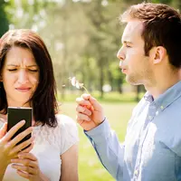 Jika saat kencan si pacar masih tetap mentingin HP-nya daripada kamu, maka satu hal inilah yang harus kamu lakukan.